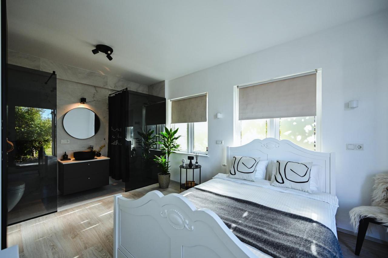 Alka - Cozy Room By The Sea With Private Hot Tub Njarthvik Exteriör bild