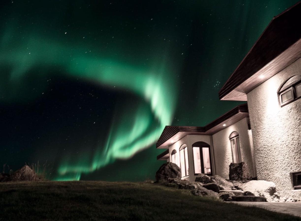 Alka - Cozy Room By The Sea With Private Hot Tub Njarthvik Exteriör bild