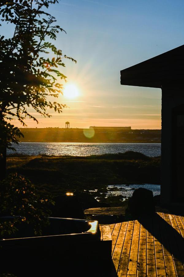Alka - Cozy Room By The Sea With Private Hot Tub Njarthvik Exteriör bild