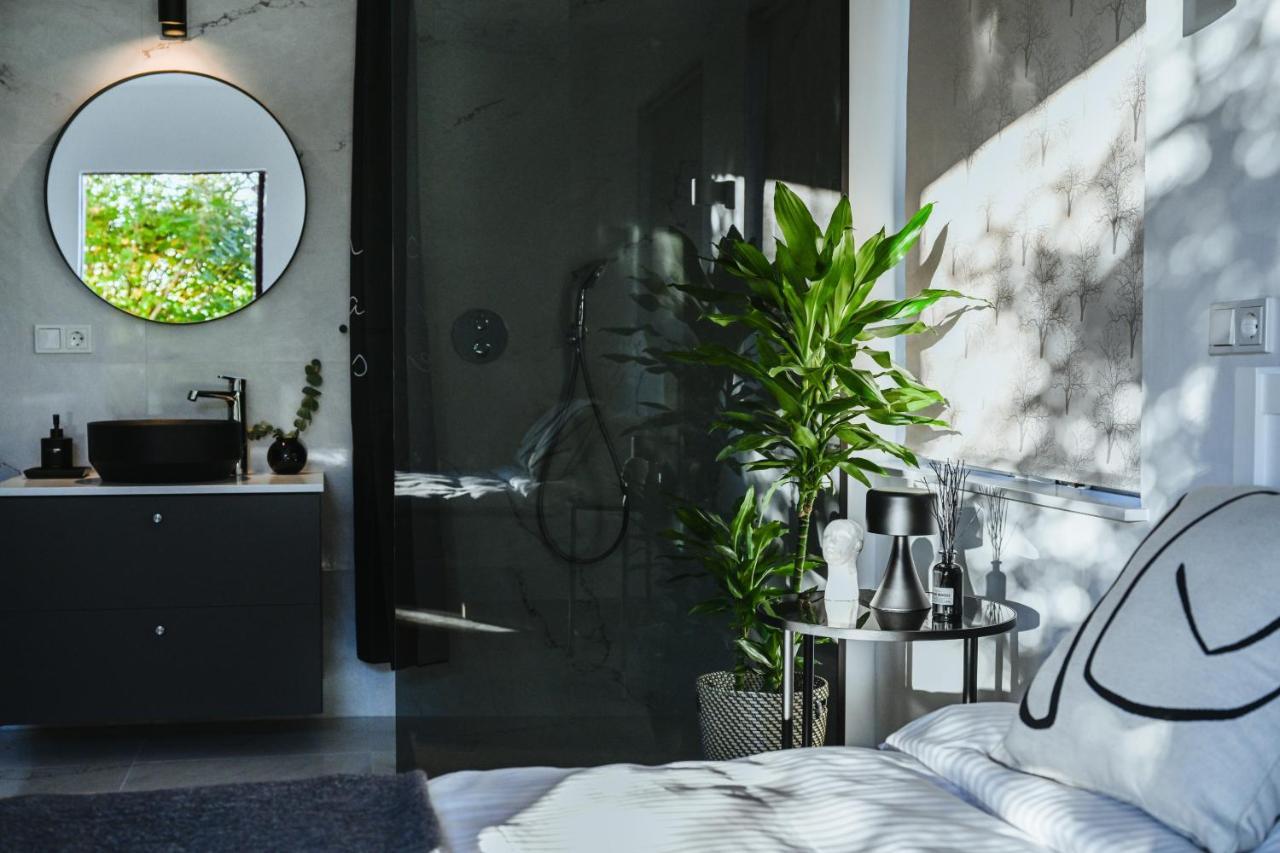 Alka - Cozy Room By The Sea With Private Hot Tub Njarthvik Exteriör bild