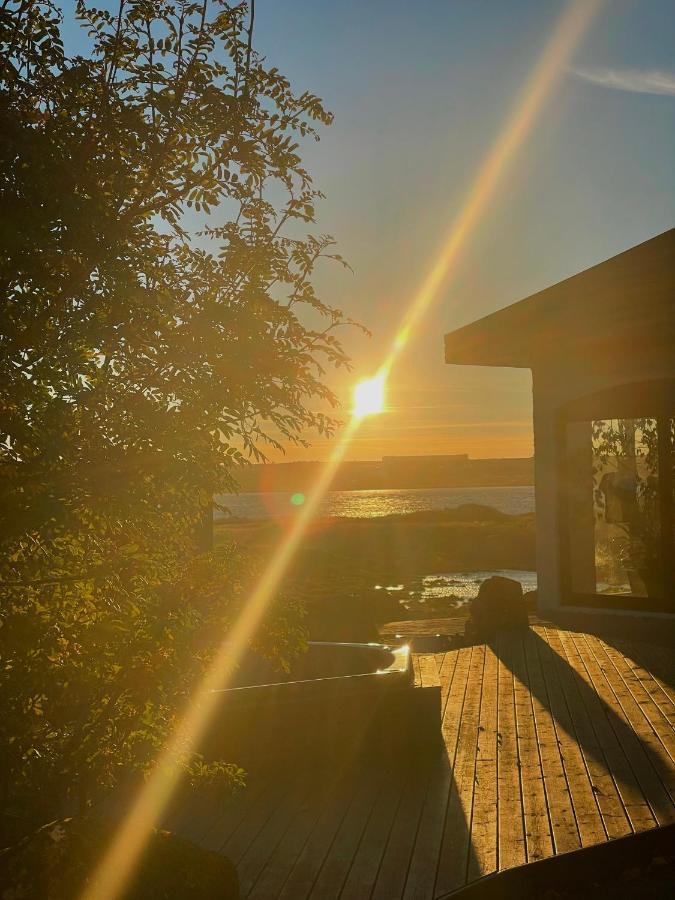 Alka - Cozy Room By The Sea With Private Hot Tub Njarthvik Exteriör bild