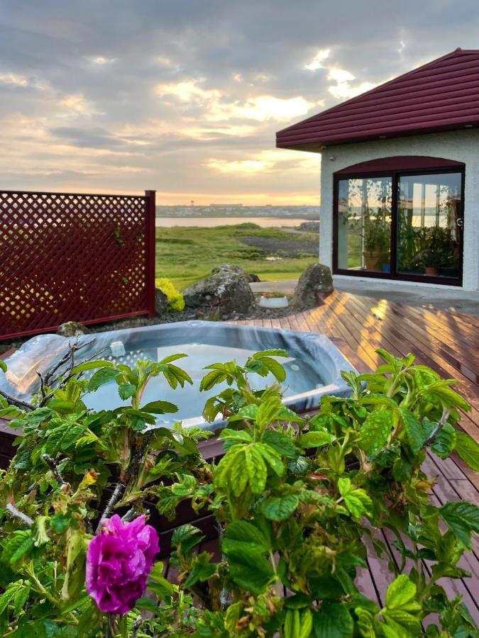 Alka - Cozy Room By The Sea With Private Hot Tub Njarthvik Exteriör bild